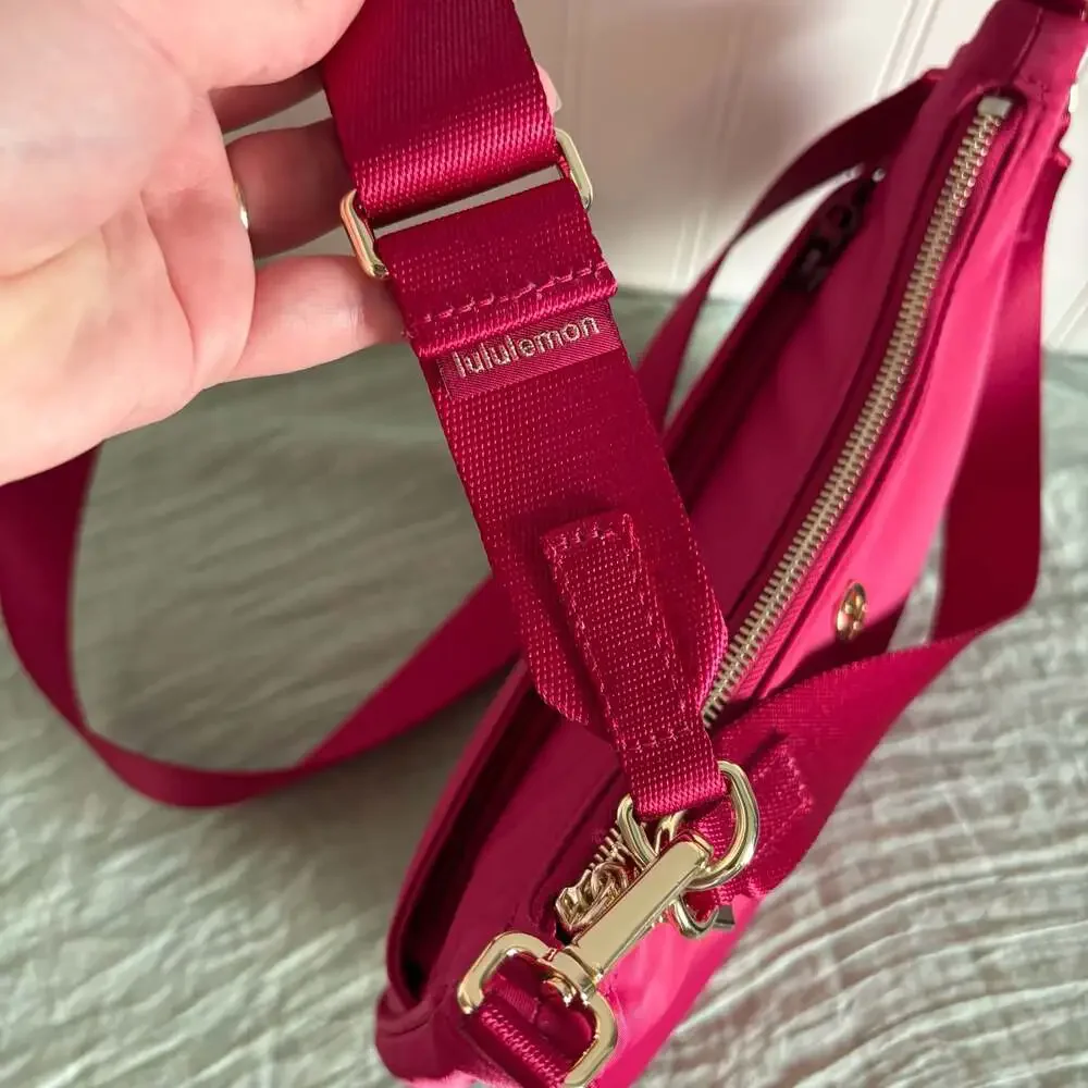 Lululemon City Essentials Shoulder Bag Berry Rumble 3L Like New
